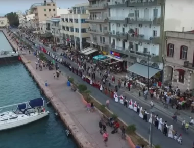 Xίος: Έστησαν το μεγαλύτερο συρτό του Αιγαίου στο λιμάνι (βίντεο)